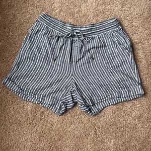Loose stripped shorts